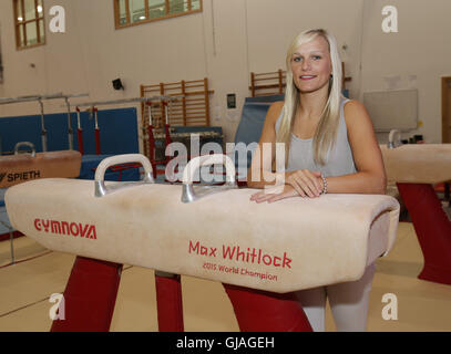 Gymnastik Trainer Leah Hickton, der Verlobten von Team GB Doppel Olympiasieger Max Whitlock in Basildon Sporting Village Leisure Centre in Essex ist. Stockfoto