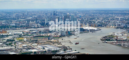 Eine Luftaufnahme der Themse über Greenwich Peninsula & O2, Canary Wharf und die Stadt in der Ferne nachschlagen Stockfoto