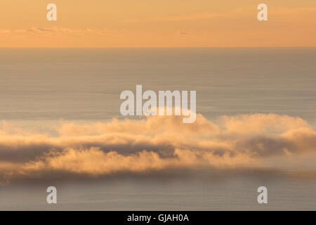 Atlantischen Ozean. Wolkenbank bei Sonnenaufgang. Acadia Nationalpark in Maine, USA. Stockfoto