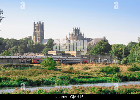 Ely Bahnhof, Blick auf die Stadt mit dem Fenland Bahnhof im Vordergrund, Ely, Cambridgeshire, England. Stockfoto