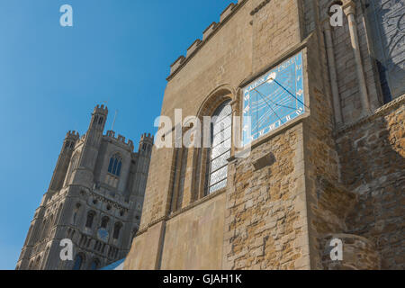 Ely Sonnenuhr, Ansicht einer Sonnenuhr aus dem 18. Jahrhundert an der Südwand der Ely Cathedral, Cambridgeshire, England. Stockfoto