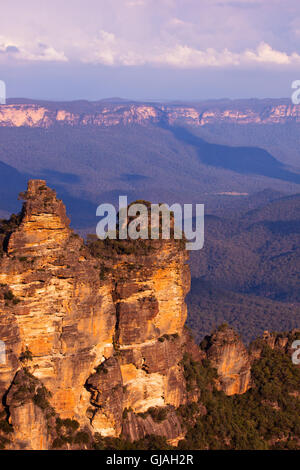 Die drei Schwestern bei Sonnenuntergang, Australien The Three Sisters überragt das Jamison Valley Stockfoto