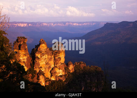 Die drei Schwestern bei Sonnenuntergang, Australien The Three Sisters überragt das Jamison Valley Stockfoto