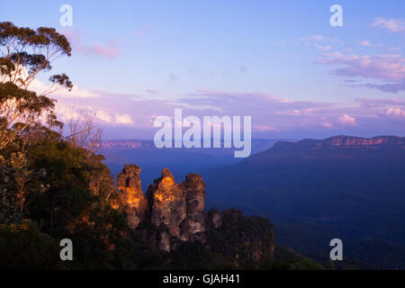 Die drei Schwestern bei Sonnenuntergang, Australien The Three Sisters überragt das Jamison Valley Stockfoto