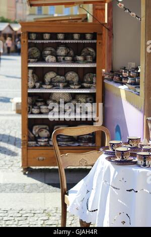 Traditionelle handgefertigte Keramik (Lack Keramik) aus Boleslawiec, Polen auf der festlichen Bunzlauer Keramik Keramikfestival Stockfoto