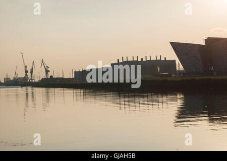 Das Titanic-Gebäude an der Seite der berühmten Harland- und Wolff-Kraniche im Titanic Quarter, Belfast Stockfoto