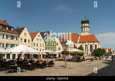 Kirche Maria Himmelfahrt und die neue Fußgängerzone in der historischen alten Stadt Schongau, Oberbayern, Bayern, Deutschland, Eur Stockfoto