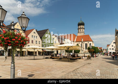 Kirche Maria Himmelfahrt und die neue Fußgängerzone in der historischen alten Stadt Schongau, Oberbayern, Bayern, Deutschland, Eur Stockfoto