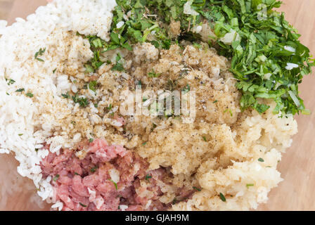 Füllung für Dolma in der Glasschale: Hackfleisch / Faschiertes, Reis, gebratenen Zwiebeln und frischen gehackten grünen Closeup. Stockfoto