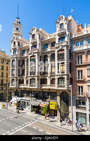 Die großen Gebäude entlang Calle Gran Via, Madrid, Spanien Stockfoto