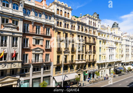 Die großen Gebäude entlang Calle Gran Via, Madrid, Spanien Stockfoto