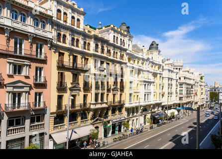 Die großen Gebäude entlang Calle Gran Via, Madrid, Spanien Stockfoto