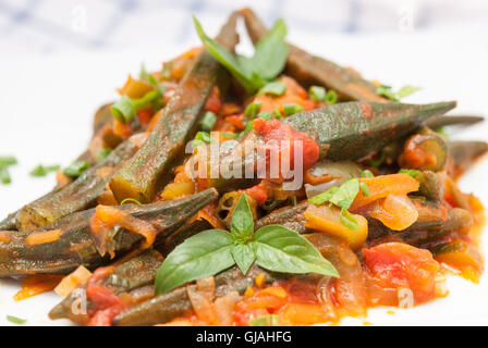 Okra-Schale geschmort mit Tomaten, Karotten und Zwiebeln Closeup (traditionelle griechische, rumänische, bulgarische und türkische Gericht) Stockfoto