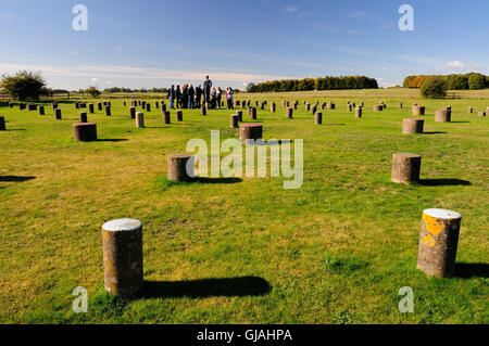 Touristen bei Woodhenge, die Website eines prähistorischen Holz-Kreises an Stonehenge angeschlossen. Stockfoto