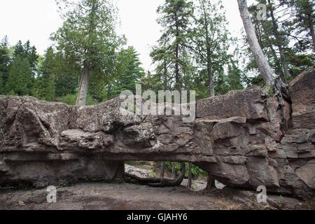 Ein Loch in den Felsen im Stachelbeere Falls State Park in Minnesota, USA. Stockfoto