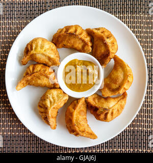 Teller mit gebratenen nepalesischen Momos und seine Achar (Sauce) Stockfoto