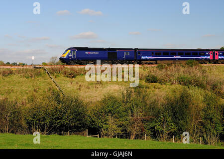 Einen ersten großen westlichen high-Speed trainieren, vorbei an einer Kreuzung Fußweg über einen Damm. Stockfoto