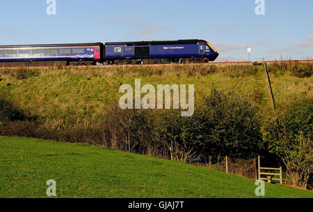 Einen ersten großen westlichen high-Speed trainieren, vorbei an einer Kreuzung Fußweg über einen Damm. Stockfoto