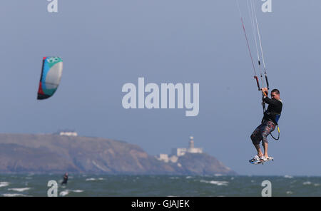 Kite-Surfer profitieren Sie von günstigen Konditionen auf Dollymount Strang, Dublin bei warmen Wetter. Stockfoto