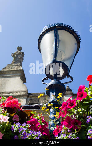 Lampe in Devizes Restooned mit Blumen der Saison Stockfoto