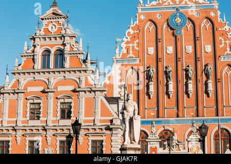 Statue des Roland auf dem Rathausplatz vor dem Hintergrund der Schwarzhäupterhaus In Riga, Lettland. Sonnigen Sommertag mit Blu Stockfoto