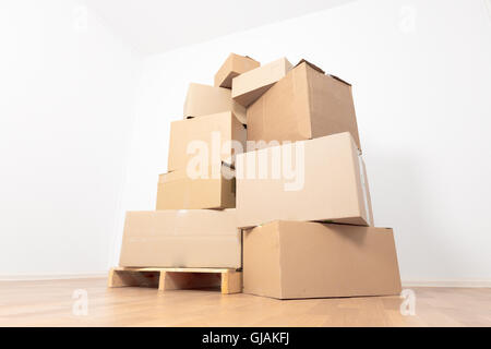 Boxen im leeren Raum, Umzug in neue Wohnung Stockfoto