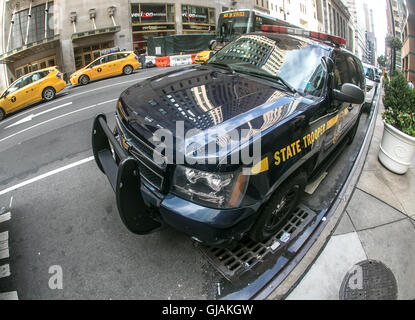 Einen Polizeistaat Trooper Auto ist in der Nähe von Grand Central Station in Manhattan geparkt. Stockfoto