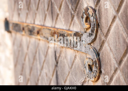 Alte rustikale shabby rostige Scharniere Nahaufnahme. Stockfoto