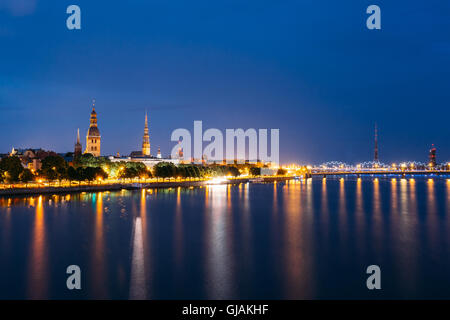 Stadtbild am Abend von Riga, Lettland. Nacht-Ansicht mit blauem Himmel. Exemplar. Niemand. Stadtblick. Nachtansicht des Doms, St. Pete Stockfoto