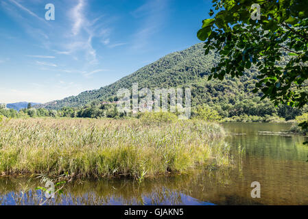 Blick auf das Naturschutzgebiet von Ganna und Dorf Ganna, Provinz Varese, Italien. Stockfoto