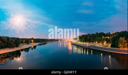 Der malerischen Sommer Abend Blick auf Sozh River im Mondschein bei Vollmond beleuchtet Böschungs- und Greenwood Park, Dom Stockfoto