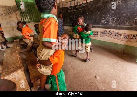 Ugandische Kinder posieren für die Kamera in Kasese Provinz, Uganda Stockfoto