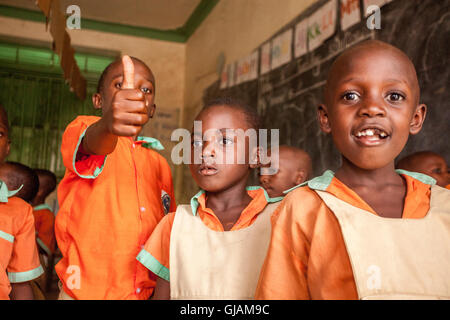 Ugandische Kinder posieren für die Kamera in Kasese Provinz, Uganda Stockfoto