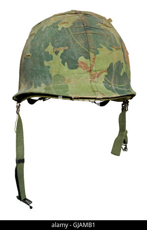 Ein US-Militär Helm mit M1 Mitchell Muster Camouflage Cover aus dem Vietnamkrieg. Stockfoto