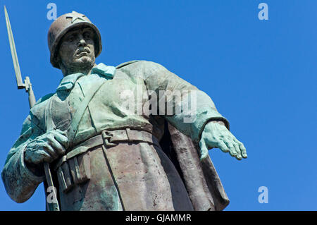 Die imposante Statue eines Soldaten auf das Sowjetische Ehrenmal im Tiergarten, Berlin, Deutschland. Stockfoto