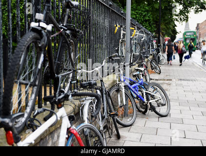 Cambridge Cambridgeshire UK - Fahrräder auf Geländer auf der Straße gesperrt Stockfoto