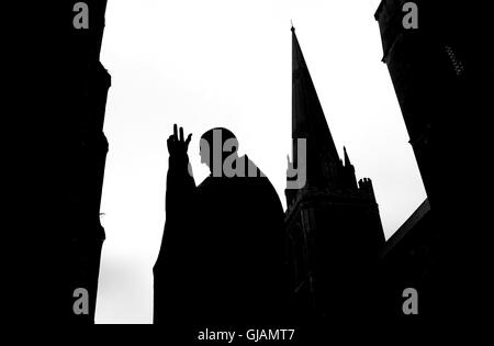 Außen Chichester Kathedrale steht eine Bronzestatue des St Richard von Philip Jackson Stockfoto