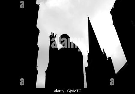 Außen Chichester Kathedrale steht eine Bronzestatue des St Richard von Philip Jackson Stockfoto