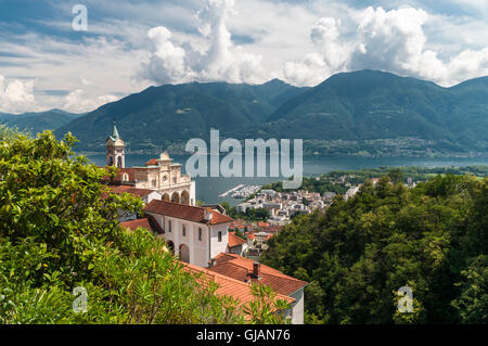 Blick auf die Kirche Madonna del Sasso und Lago Maggiore See und die Stadt Locarno, Tessin, Schweiz. Stockfoto