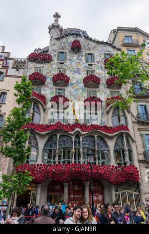 Fassade der Casa Batlló von Antoni Gaudí. Balkonen verziert mit roten Rosen für Sant Jordi Tag (23. April). Barcelona, Spanien. Stockfoto