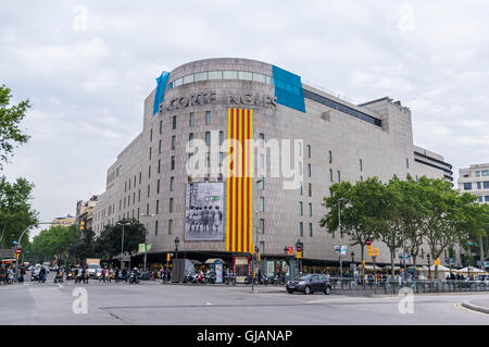 El Corte Inglés Kaufhaus Gebäude in Barcelona, Katalonien, Spanien, dekoriert mit einer großen katalanischen Fahne. Stockfoto