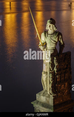 Nacht-Ansicht der Statue des Ritters Bruncvik auf der Karlsbrücke, Prag, Tschechische Republik. Stockfoto