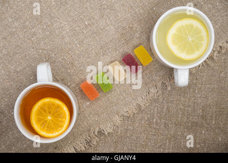 Tassen von verschiedenen Tee und Gelees auf die Sackleinen Stockfoto