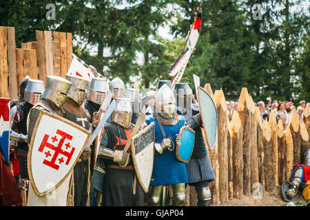 Ethnologisches, Belarus - July19, 2014: Denkmalpflege der ritterlichen Kämpfe auf Festival der mittelalterlichen Kultur. Die Belagerung von Holz Stockfoto