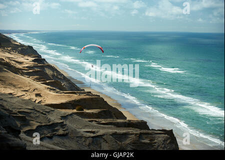 Gleitschirme am Rubjerg Knude Leuchtturm, Loenstrup, Dänemark Stockfoto