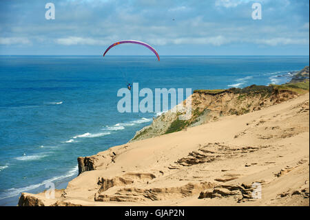 Gleitschirme am Rubjerg Knude Leuchtturm, Loenstrup, Dänemark Stockfoto