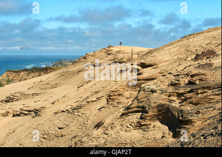 Gleitschirm bei Rubjerg Knude Leuchtturm, Loenstrup, Dänemark Stockfoto