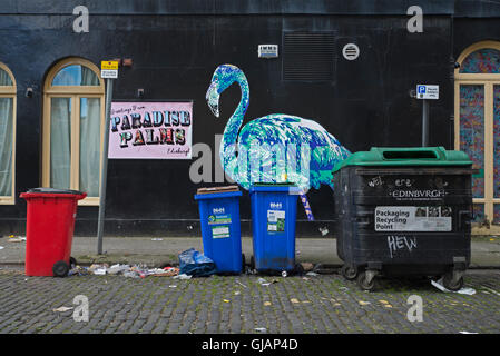 Lagerplätze Abfall und Müll auf der Straße an der Seite von der ironisch nennt Paradise Palms Veranstaltungsort in Edinburgh. Stockfoto