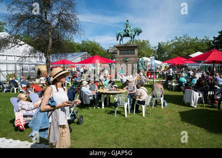 Besucher der jährlichen Edinburgh Book Festival genießen die Sonne in Charlotte Square. Stockfoto