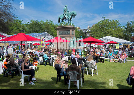 Besucher der jährlichen Edinburgh Book Festival genießen die Sonne in Charlotte Square. Stockfoto